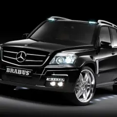 Svart Mercedes GLK 220 med Brabus-styling. Kanske ett problem med extraljusen på taket?
