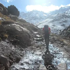 Senderismo en el Toubkal, la dificultad se nota en el camino rocoso y mojado.