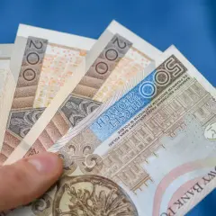 Dłoń trzyma polskie banknoty 200 zł i 500 zł. Chcesz wiedzieć, jak wypłacić pieniądze z funduszu inwestycyjnego Santander?