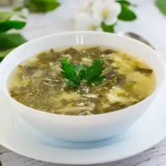 Aromaticzna zupa szczawiowa ze słoika przepis. Pyszna, domowa zupa z jajkiem i natką pietruszki.