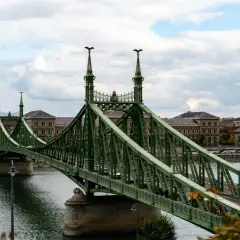 Zielony most w Budapeszcie nad rzeką Dunaj, z charakterystycznymi orłami na szczytach wież.