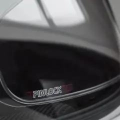 Visor de casco de moto con logo Pinlock 70. Ideal para evitar el empañamiento y mejorar la visibilidad en cualquier condición climática.