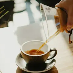 Parzona kawa przelewana z Chemexu do filiżanki. Zastanawiasz się, ile kofeiny ma latte?