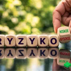 Kostki z napisem "RYZYKO" i kostka z wyborem "NISKIE" lub "WYSOKIE" symbolizują bezpieczne inwestowanie na giełdzie.