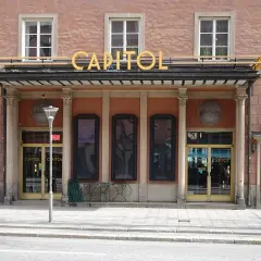 Capitol Stockholm, en klassisk fasad med neonskylt.