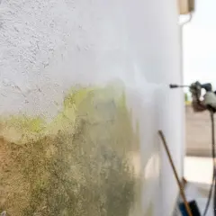 Czyszczenie elewacji z zielonego nalotu. Akryl na ścianę odzyskuje blask dzięki myjce ciśnieniowej.