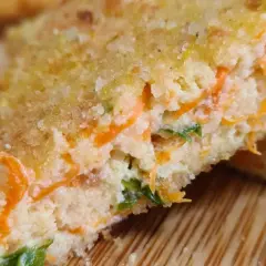 Cotolette di zucca in friggitrice ad aria, dorate e croccanti, con un ripieno morbido e colorato di carote e prezzemolo.