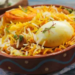 Ein köstliches Biryani mit Reis, Ei und Cashewkernen. So sieht ein authentisches Biryani aus!