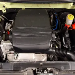 Silnik fiat panda 2, widok z góry. Widać akumulator, zbiorniczek płynu hamulcowego i osłonę silnika.