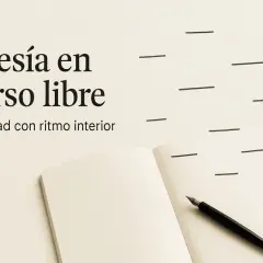 En öppen anteckningsbok med en fjäderpenna. Texten "Poesía en verso libre" och "Libertad con ritmo interior" antyder att det är dags att skriva om texter.