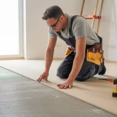 Jak wyrównać podłogę pod panele bez wylewki - skuteczne metody i porady