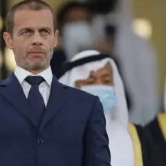 Aleksander Čeferin, prezydent UEFA, w granatowym garniturze, z uwagą obserwuje wydarzenia.