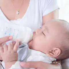 Mama karmi dziecko mlekiem modyfikowanym. Czy mleko modyfikowane jest zdrowe? To pytanie nurtuje wielu rodziców.