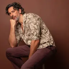 Un attore napoletano, con un'espressione pensierosa, pronto per una nuova avventura teatrale.