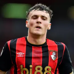 Piłkarz AFC Bournemouth w czerwono-czarnej koszulce, gotowy na kolejne bournemouth transfery.