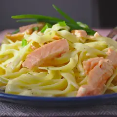 Spaghetti z łososiem: przepis mistrza na kremowy sos w 20 minut