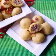 Pyzy z mięsem, gotowe do podania. Dowiedz się, ile gotować pyzy z mięsem, by były idealne.