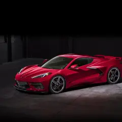 Czerwony Chevrolet Corvette C8 w garażu. Sprawdź aktualną corvette c8 cena i specyfikację.