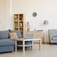 Fotel do szarej kanapy: Jak ożywić salon? Porady eksperta!