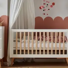 Urocze łóżeczko dziecięce z drewnianymi szczebelkami, idealne do pokoju malucha. Sprawdź jego wymiary!