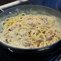 Spaghetti carbonara ze śmietaną: Zawsze kremowy sos, bez stresu