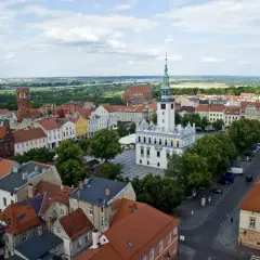 Urokliwy rynek z ratuszem i wieżą, otoczony kolorowymi kamienicami. To miasto zakochanych w Polsce, gdzie historia splata się z pięknem.