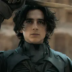 Paul Atreides, en av huvudrollerna i Dune, håller upp ett blad.