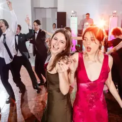 Fotograf na studniówkę: Ceny, pakiety i jak nie przepłacić?