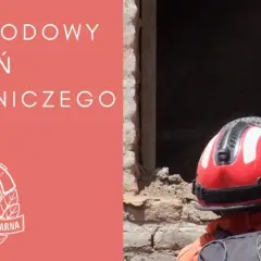 Międzynarodowy Dzień Psa Ratowniczego. Pies ratowniczy i strażak w akcji.