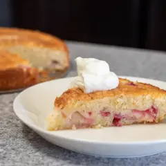En saftig sockerkaka med rabarber, toppad med en klick grädde. Perfekt för fikat!