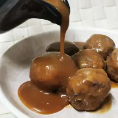 Albóndigas cubiertas con una rica salsa española, listas para ser disfrutadas.