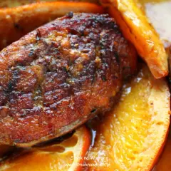 Soczysta kaczka w pomarańczach, pieczona do perfekcji, z chrupiącą skórką i aromatycznym sosem.
