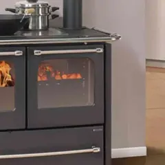 Poêle à bois avec feu vif. Utile pour savoir comment nettoyer un tuyau de poêle à bois.