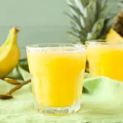 Orzeźwiający koktajl z ananasa i banana, który wspiera odchudzanie