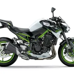 Kawasaki Z900 blanca y negra con detalles verdes. El peso de esta moto es ideal para maniobrar con agilidad.