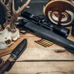 Karabin z lunetą, naboje, nóż, czaszki zwierząt i dzika – to wszystko, czego potrzebujesz, by zdobyć najlepszą broń i wyruszyć na polowanie.