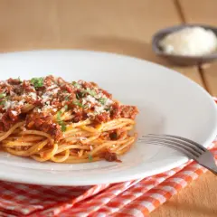 Ile kcal spaghetti bolognese? Zaskakujące liczby i wersja fit!