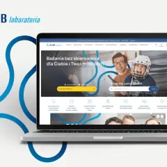 Laptop z otwartą stroną internetową ALAB Laboratoria, prezentującą ofertę badań i wyszukiwarkę pakietów.