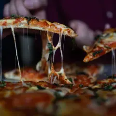 Dlaczego pizza przywiera do kamienia? Oto najczęstsze przyczyny i rozwiązania