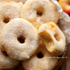Frittelle di mele della nonna, dorate e cosparse di zucchero a velo, invitano a un morso goloso.