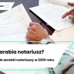 Dłonie notariusza nad dokumentami, pytanie: ile zarabia notariusz? Średnie zarobki w 2025 roku.