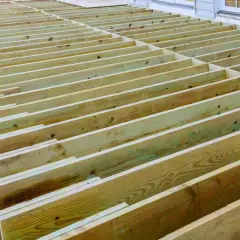 Structure en bois pour comment réaliser le solivage d'un plancher d'étage. Des solives parallèles sont installées, prêtes pour le revêtement.