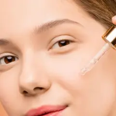 Una gota de el serum cuando se aplica, revitalizando la piel con un toque de frescura.