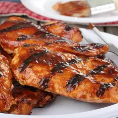 Soczyste, grillowane kawałki kurczaka w sosie BBQ. Dowiedz się, jak długo grillować kurczaka na grillu elektrycznym, by był idealny.