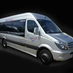 Srebrny bus RegioTravel z napisem "Łódź - Tomaszów Maz. - Opoczno - Radom - Zwoleń - Puławy - Lublin" gotowy do podróży.