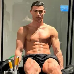 Cristiano Ronaldo na siłowni, ćwiczący na maszynach. Poznaj nazwy maszyn na siłowni, które pomagają mu osiągnąć taką formę.