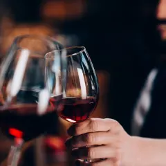 Dwie kieliszki czerwonego wina. Czekasz, po jakim czasie można pić wino własnej roboty?