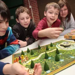 Kinder spielen Sagaland, ein klassisches Brettspiel, das die Fantasie anregt. Diese historischen brettspiele fördern strategisches Denken und gemeinsame Freude.