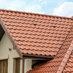 Ile kosztuje położenie dachówki? Poznaj ukryte wydatki i ceny