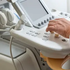Dłoń lekarza operuje aparatem USG. Czy wynik birads 3 czy usuwać?